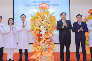 Thừa ủy quyền của Thủ tướng Chính phủ Phạm Minh Chính, Chủ tịch UBND tỉnh Vĩnh Phúc Trần Duy Đông tặng lẵng hoa chúc mừng Bệnh viện Đa khoa tỉnh nhân kỷ niệm 70 năm Ngày Thầy thuốc Việt Nam.