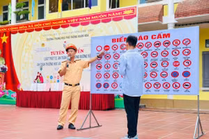 Chiến sĩ CSGT tuyên truyền pháp luật về TTATGT cho học sinh.