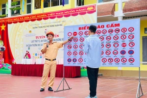 Chiến sĩ CSGT tuyên truyền pháp luật về TTATGT cho học sinh.