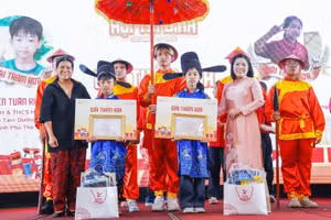 Em Nguyễn Tuấn Khanh (bên trái) đạt giải Thám Hoa.