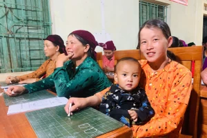 Lớp học xóa mù chữ ở xã biên giới Nghĩa Thuận, tỉnh Tuyên Quang.