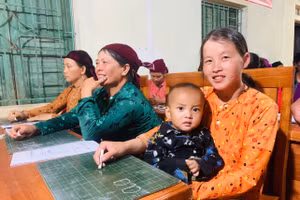 Lớp học xóa mù chữ ở xã biên giới Nghĩa Thuận, tỉnh Tuyên Quang.