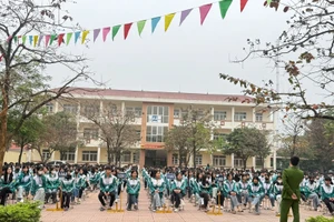 Công an xã Tam Nông tuyên truyền giáo dục pháp luật trong dịp cận tết Nguyên đán Bính Ngọ cho học sinh.