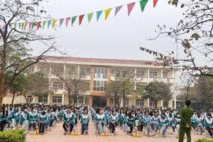 Công an xã Tam Nông tuyên truyền giáo dục pháp luật trong dịp cận tết Nguyên đán Bính Ngọ cho học sinh.