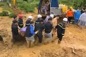 Lực lượng chức năng tìm kiếm các nạn nhân mất tích tại Km49, Quốc lộ 2 (Hà Giang).