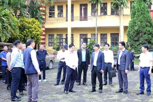 Phó Chủ tịch UBND tỉnh Phú Thọ Nguyễn Khắc Hiếu cùng Đoàn công tác kiểm tra cơ sở vật chất Trường Trung cấp Kỹ thuật - Nghiệp vụ Sông Hồng.