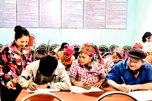 Một lớp học xóa mù chữ tại xã Thượng Sơn, tỉnh Tuyên Quang.