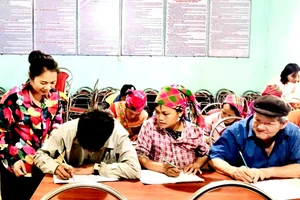Một lớp học xóa mù chữ tại xã Thượng Sơn, tỉnh Tuyên Quang.