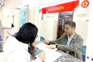 Chuyên viên Sở GD&ĐT Phú Thọ hỗ trợ người dân giải quyết TTHC tại Trung tâm Phục vụ hành chính công tỉnh.