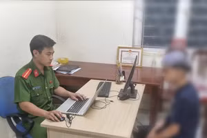 Công an lấy lời khai nghi phạm. Ảnh: Công an xã Tam Dương cung cấp