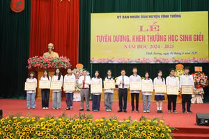 Bí thư, Chủ tịch huyện Vĩnh Tường khen thưởng học sinh quê Vĩnh Tường đạt giải học sinh giỏi THPT quốc gia.