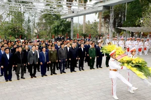 Tổng Bí thư Tô Lâm cùng Đoàn đại biểu dâng hoa tưởng nhớ các anh hùng liệt sĩ tại nghĩa trang liệt sĩ Quốc gia Vị Xuyên, tỉnh Hà Giang. 