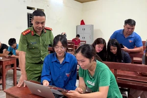 Lớp học “Bình dân học vụ số” do Công an xã Long Cốc và Đoàn thanh niên xã tổ chức.