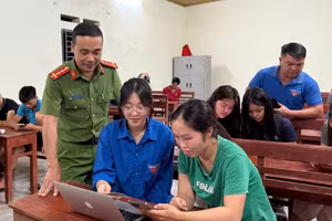 Lớp học “Bình dân học vụ số” do Công an xã Long Cốc và Đoàn thanh niên xã tổ chức.