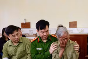 Lãnh đạo Công an tỉnh Tuyên Quang chia buồn với gia đình nạn nhân.