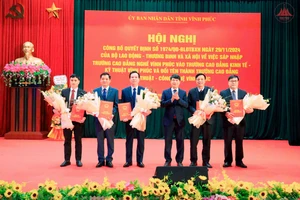 Ông Nguyễn Khắc Hiếu tặng hoa chúc mừng Trường cao đẳng Kỹ thuật - Công nghệ Vĩnh Phúc. Ảnh: Kim Ly