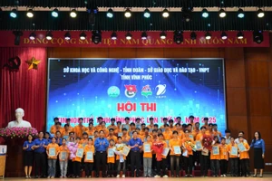 Ban tổ chức chụp ảnh cùng thí sinh đạt giải.