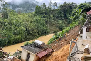 Mưa lớn đêm 22/5, khiến nhà vệ sinh phía sau Trường Phổ thông Dân tộc bán trú Tiểu học và THCS Xuân Lập (huyện Lâm Bình) bị sạt xuống suối. 