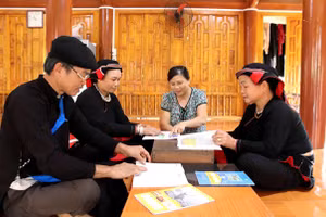 Các lớp học xóa mù chữ tại xã Hùng An, tỉnh Tuyên Quang được thực hiện vào buổi tối khi học viên kết thúc ngày lao động mưu sinh.