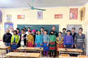 Đông đảo học viên tham gia lớp xóa mù chữ tại xã Thắng Mố, tỉnh Tuyên Quang.