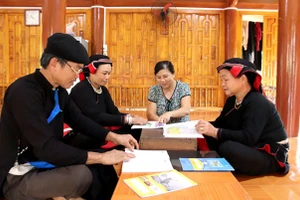 Các lớp học xóa mù chữ tại xã Hùng An, tỉnh Tuyên Quang được thực hiện vào buổi tối khi học viên kết thúc ngày lao động mưu sinh.