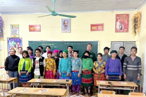 Đông đảo học viên tham gia lớp xóa mù chữ tại xã Thắng Mố, tỉnh Tuyên Quang.