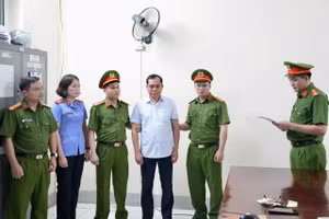 Ông Hoàng Trọng Lợi (áo trắng) bị bắt.