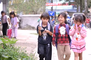 Hành trình đến trường của các em nhở Trường Tiểu học và THCS Pà Cò, tỉnh Phú Thọ.