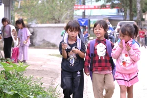 Hành trình đến trường của các em nhở Trường Tiểu học và THCS Pà Cò, tỉnh Phú Thọ.
