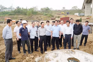 Phó Chủ tịch UBND tỉnh Quách Tất Liêm kiểm tra công tác sửa chữa, khắc phục hư hỏng cầu Sông Lô.