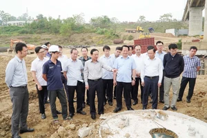 Phó Chủ tịch UBND tỉnh Quách Tất Liêm kiểm tra công tác sửa chữa, khắc phục hư hỏng cầu Sông Lô.