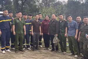 Vợ chồng anh Ron được cơ quan chức năng giải cứu an toàn.