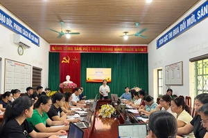 Trường THCS Đắc Sơn (Thái Nguyên) đã tổ chức Hội nghị tập huấn nghiệp vụ điều tra, cập nhật dữ liệu phổ cập giáo dục, xóa mù chữ cho toàn thể cán bộ giáo viên, nhân viên trong nhà trường. Ảnh: Trường THCS Đắc Sơn