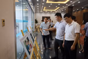 Đại biểu tham quan triển lãm ảnh chuyên đề giáo dục vùng dân tộc thiểu số do Báo GD&TĐ thực hiện.