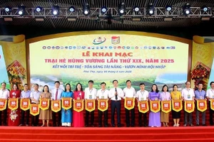 Ban tổ chức tặng cờ lưu niệm cho đại diện các trường tham gia Trại hè Hùng Vương.