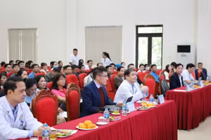 Đại biểu tham gia hội thảo khoa học do Bệnh viện Đa khoa Hòa Bình tổ chức.