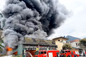 Cháy lớn gây thiệt hại nghiêm trọng. Ảnh: My Ly.