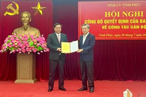 Ông Trần Duy Đông (trái) được chỉ định tham gia Ban Chấp hành, Ban Thường vụ Tỉnh ủy, giữ chức Phó Bí thư Tỉnh ủy Vĩnh Phúc nhiệm kỳ 2020-2025.