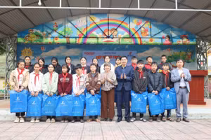 Bà Dương Thị Thanh Hương - Phó Tổng biên tập Báo GD&TĐ cùng ông Đinh Thế Hiệp - Phó Giám đốc Sở GD&ĐT Hà Giang trao quà cho học sinh tại xã Cao Bồ.