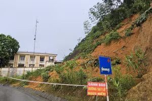 Trụ sở xã Trung Sơn bị đất sạt lở tràn vào khuôn viên.