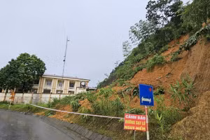 Sạt lở đất có nguy cơ tiếp diễn tại khu vực trụ sở UBND xã Trung Sơn.