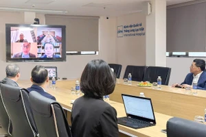 Ông Nishiza Seiki, Chủ tịch Hiệp hội Phổ biến Y tế Phúc Lợi Tiên tiến Kyushu cùng các nhà khoa học trao đổi với một hệ thống bệnh viện tại Việt Nam.