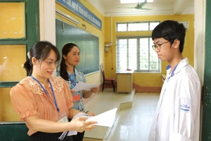 Thí sinh chuẩn bị vào phòng thi tại Hội đồng coi thi Trường THPT Nguyễn Thái Học (TP Vĩnh Yên).