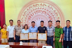 Khen thưởng đột xuất cán bộ trạm y tế và công dân kịp thời cứu nữ sinh lớp 9 đuối nước.