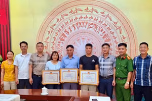 Khen thưởng đột xuất cán bộ trạm y tế và công dân kịp thời cứu nữ sinh lớp 9 đuối nước.