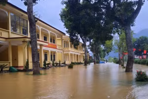 Nước ngập khuôn viên Trường THCS Đồng Yên.