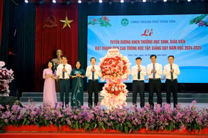 Lãnh đạo Thành ủy Vĩnh Yên tặng hoa chúc mừng ngành Giáo dục thành phố.