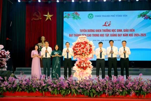 Lãnh đạo Thành ủy Vĩnh Yên tặng hoa chúc mừng ngành Giáo dục thành phố.