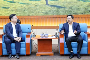 Chủ tịch UBND tỉnh Phú Thọ Trần Duy Đông (bên phải) ủng hộ doanh nghiệp đầu tư vào tỉnh.