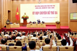 Các đại biểu biểu quyết thông qua các nghị quyết tại Kỳ họp.